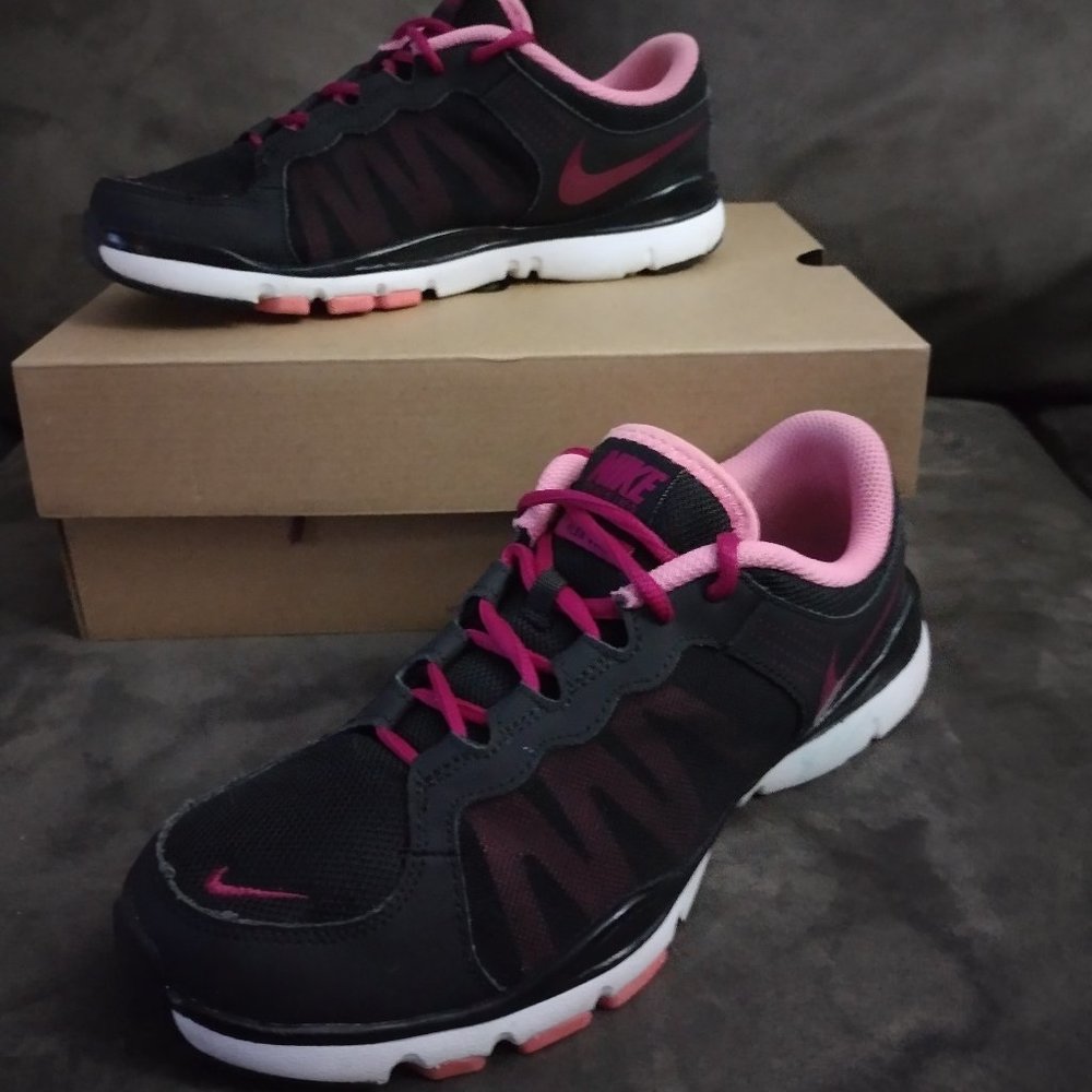 Women's Nike Sneaker 6.5